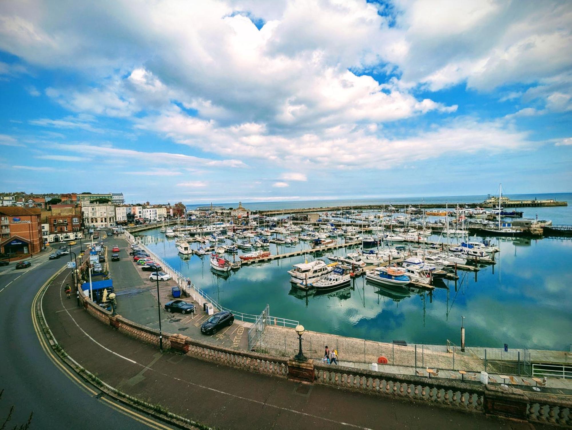 Beachside Bliss In Heart Of Town Apartment Ramsgate Bagian luar foto